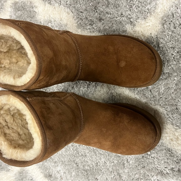 Mid Length Uggs - Size Woman’s 8 - Great condition - Wore less than 10 times - Picture 5 of 5